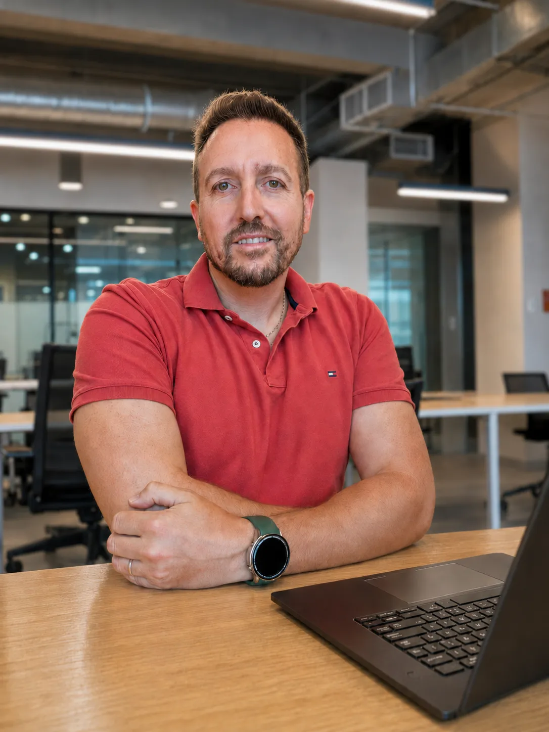Cristian Ballesteros, responsable de Latiendadelectricidad.com, en entorno de oficina