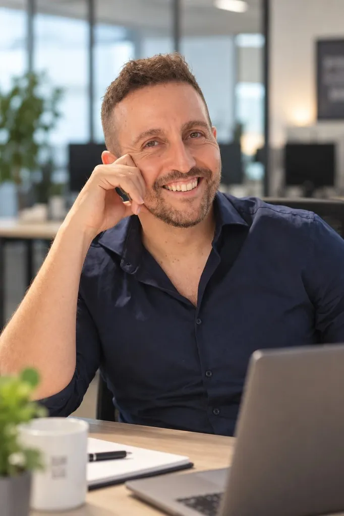 Cristian Ballesteros, responsable de Latiendadelectricidad.com, en entorno de oficina